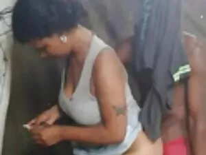 Chica caliente chupa ...